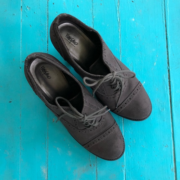 grey heels - Picture 2 of 4